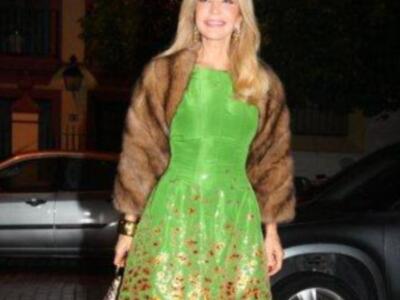 Carmen Lomana espectacular de verde y dorado bajo la lluvia madrina del 25 aniversario de la clínica Rocío Vázquez 