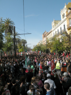 Sevilla. Miles de  sevillanos se manifestaron en protesta por  el rechazo general de los recortes.