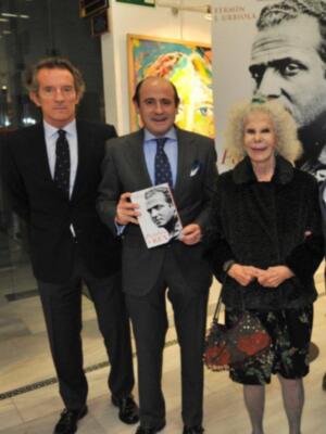 Los duques de Alba asisten a la presentación de  la biografía del rey