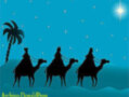 Tres Reyes Magos montando camellos en un cielo estrellado con una palmera y un brillante estrella.