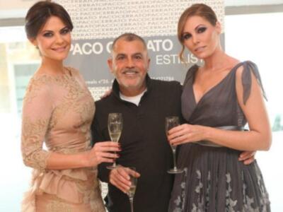 Tres personas posan juntas con copas de champán, posiblemente en una celebración o evento formal.