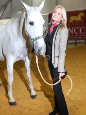 Alfonso Díez ejerce de duque de alba y entrega premio a Bo Derek