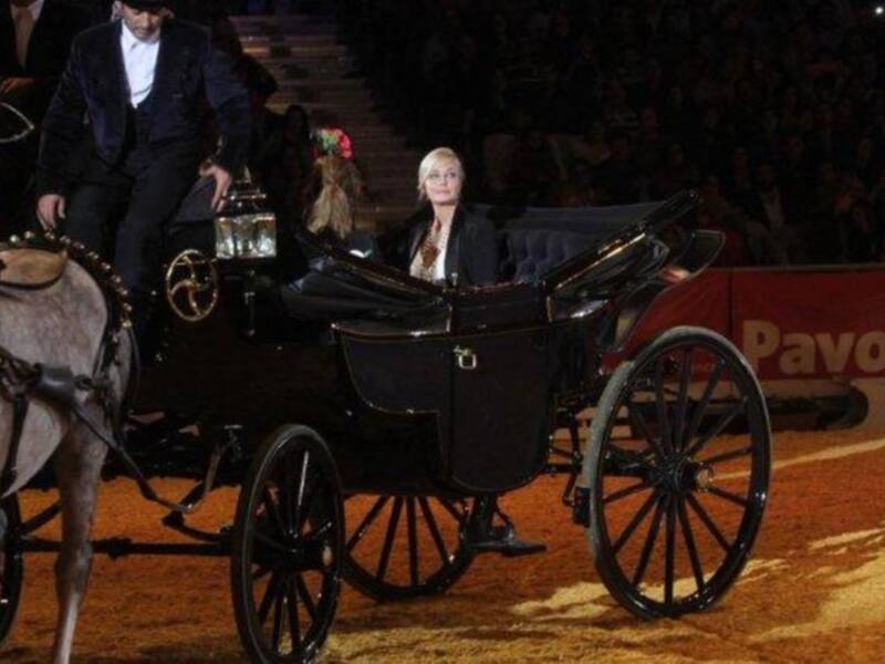 Alfonso Díez ejerce de duque de alba y entrega premio a Bo Derek