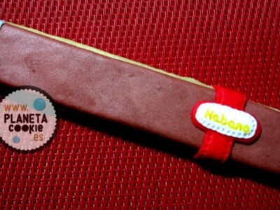 Un dulce chocolate con un sello de goma rojo y blanco que dice "Habers".