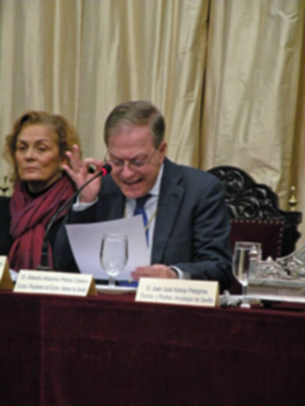 Sevilla.El Ateneo reconoció la labor de Caritas Diocesana con la medalla de Oro de su instituición.