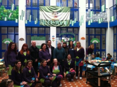 Gruppo di persone in un ambiente festivo con bandiere e decorazioni.