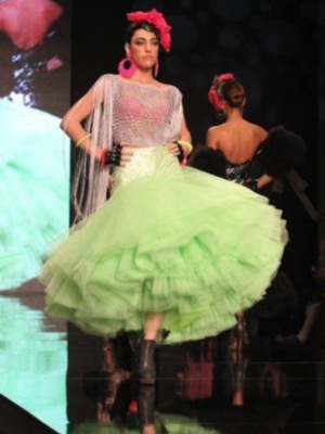 Claudia Revuelta debuta sobre la pasarela 