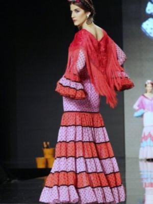 Lourdes Montes por primera vez en familia, con su madre y su hermana para ver desfilar a su cuñada Eva González