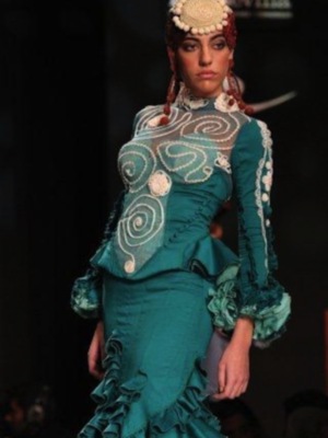 Claudia Revuelta debuta sobre la pasarela 