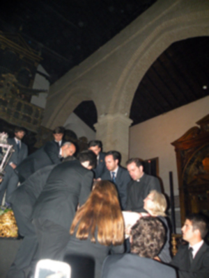 Interior de una iglesia con personas en trajes formales, posiblemente durante una ceremonia o evento oficial.