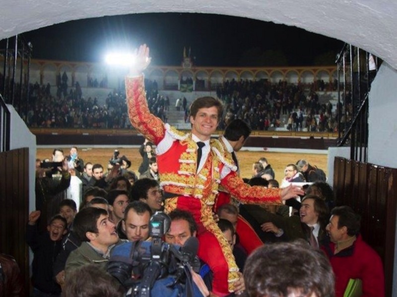 El Juli reaparece en Olivenza y sale por la puerta grande
