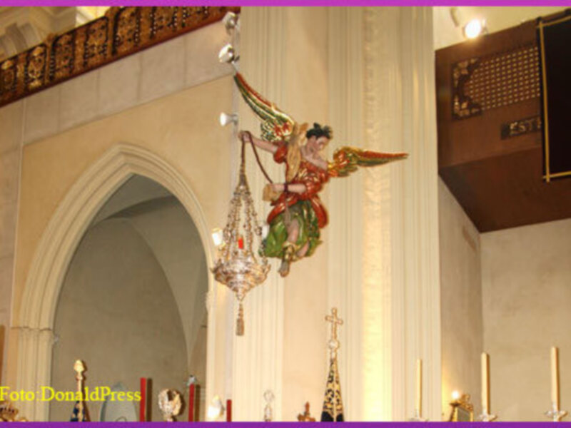 Jueves Santo  en la Hdad. Sacramental Los Gitanos, la Excma. Sra. Duquesa de Alba, acudió un año más a visitar los pasos en su Santuario.