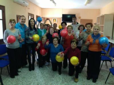 Deportes entrega al Centro de Mayores material deportivo para el programa de gimnasia El movimiento es vida (Chipiona)