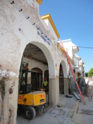 Se ultiman los trabajos de reparación de la cubierta exterior de la Plaza de Abastos(Chipiona) 