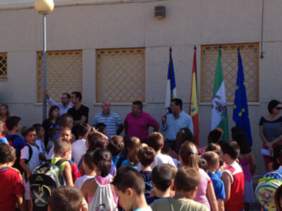 Antonio Peña asiste al inicio de un curso en infantil y primaria que contará con 1912 alumnos(Chipiona)