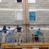 Comienzan las obras de reparación de la cornisa de los edificios de viviendas de Camacho Baños(Chipiona)
