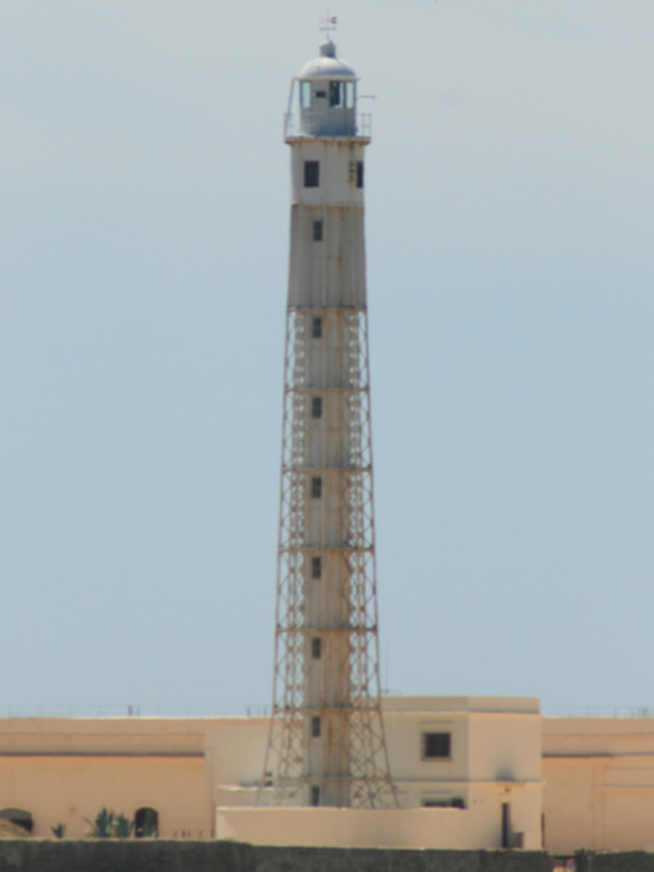 Faro de Cádiz: 36.500 noches de servicio.