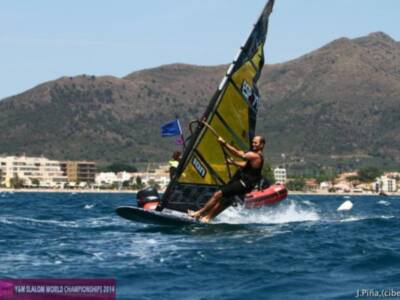 Fernando Martínez del Cerro acaricia el podio en el Mundial Master IFA de Slalom