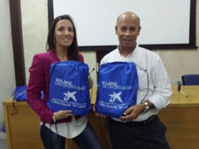 66 Alumnos de Chipiona en riesgo de exclusión reciben lotes de material escolar gracias a La Caixa y Diputación de Cádiz