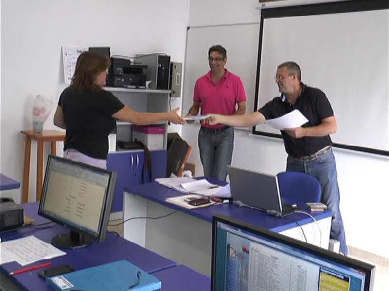 14 alumnos reciben los diplomas acreditativos por su participación  en un nuevo curso de iniciación a la informática de Fomento.(Chipiona) 