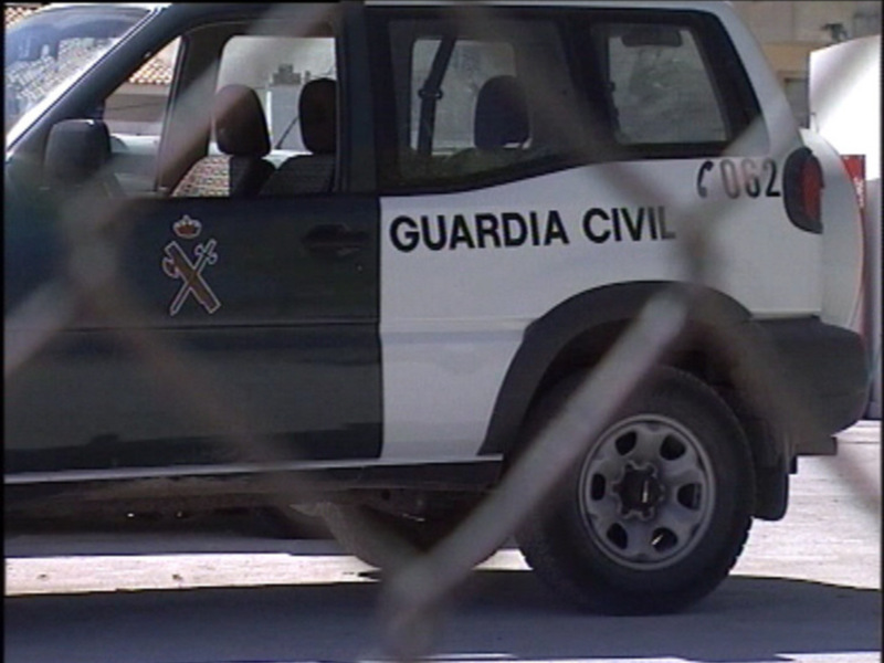Diputación y Dirección General sustituirán la valla y las puertas exteriores del cuartel de la Guardia Civil de Chipiona