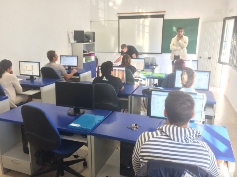 12 alumnos reciben los diplomas de un curso de iniciación a la red de Internet promovido por Fomento Económico(Chipiona) 