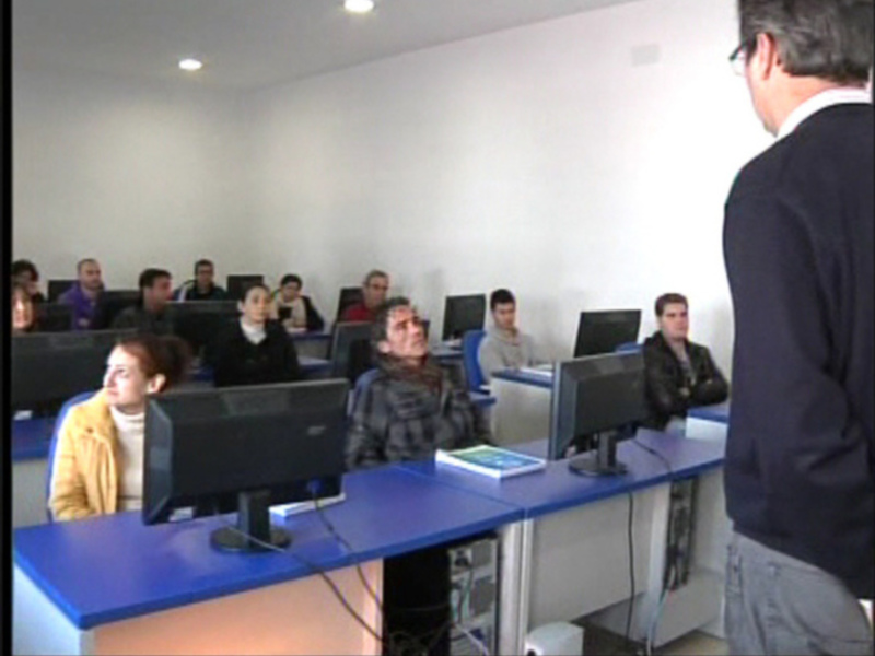 Fomento Económico continúa su apuesta por la formación de desempleados ampliando su oferta para 2015.(Chipiona) 