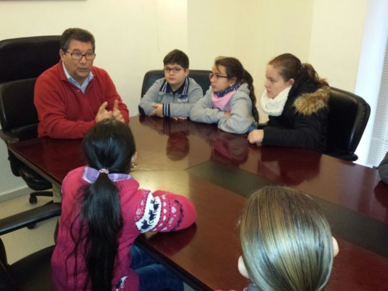 El Alcalde y la delegada de Educación muestran el funcionamiento del Ayuntamiento a alumnos del Colegio Aparcero  