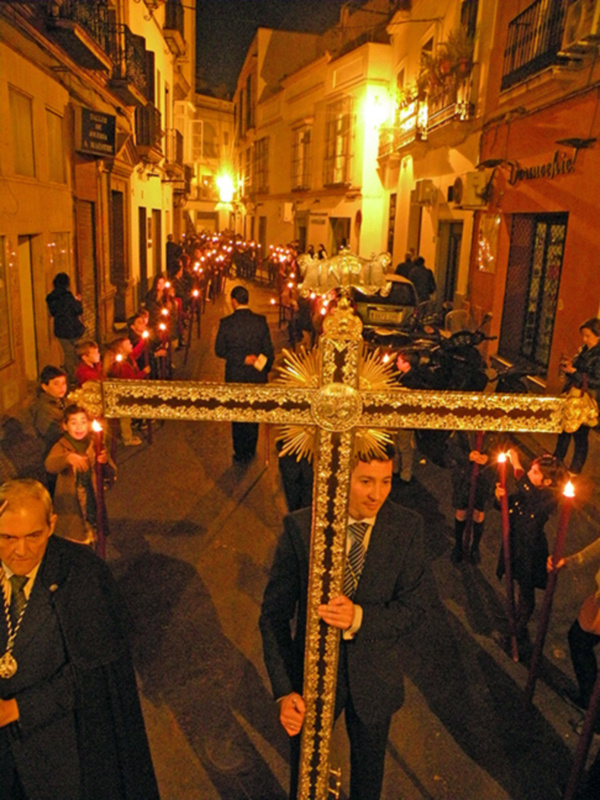 Sevilla. El Señor de la Salud  recorrió las calles de la feligresía de San Nicolás  de Bari en Viacrucis con rezo y recogimiento.