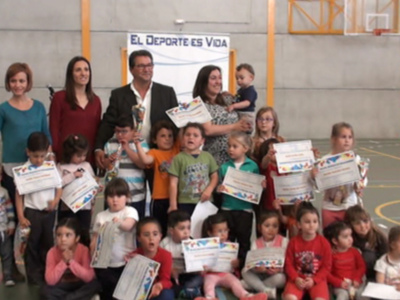 Antonio Peña y Estefanía Jurado clausuraron ayer la escuela de psicomotricidad en la que han participado casi 100 niños(Chipiona)