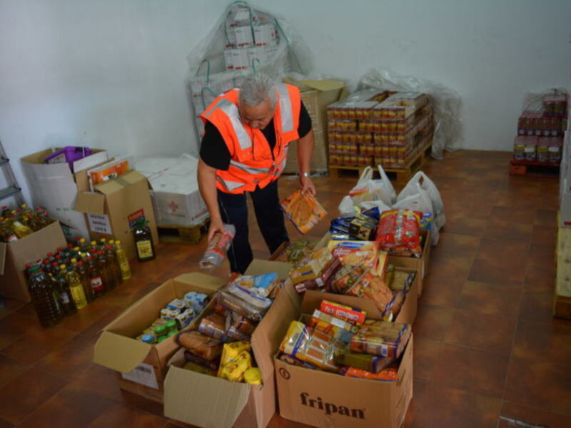 Cruz Roja Española recoge 340 kilos de alimentos en la campaña ?Por una dieta rica en solidaridad? en Chipiona