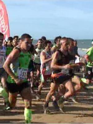 La chipionera Eva Tirado y el roteño Manuel Gatón campeones absolutos de la vigésima edición de la carrera Playa de Regla.