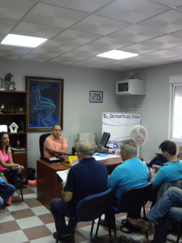 Isabel Jurado se reúne con los clubes deportivos para darles a conocer la convocatoria de subvenciones(Chipiona)