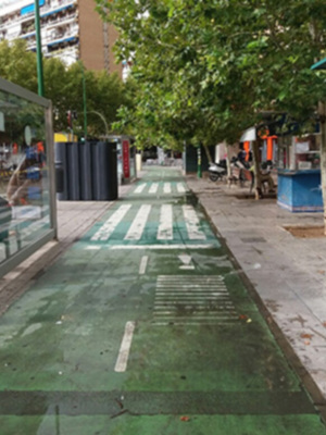 Sevilla presenta un paisaje urbano sobrecargado de mobiliario urbano.