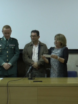 La Guardia Civil entrega un cheque solidario a la Asociación AFA Chipiona a través de la recogida de tapones de plástico(Chipiona)