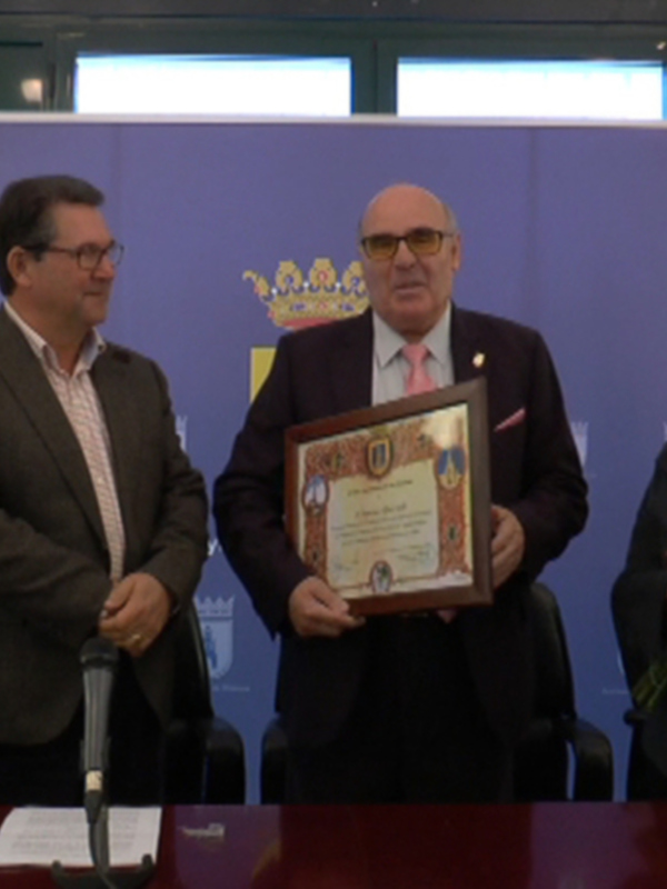 Chipiona reconoce a Francisco Alfaro su labor durante 21 años para los vecinos de Valdeconejos, La Jara y Montijo