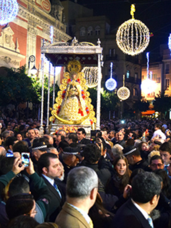 Sevilla. La Virgen  del Rocío procesionó en Sevilla con  aire almonteño.