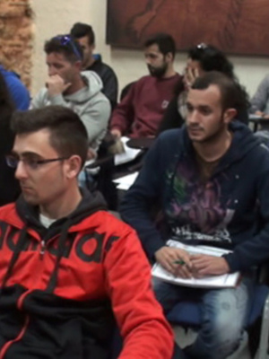 Estudiantes participando activamente en una clase de aula.