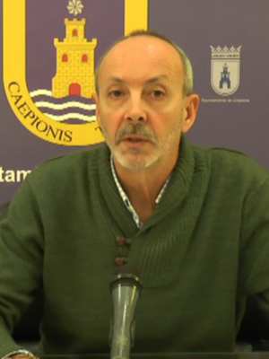 Persona hablando en rueda de prensa del Ayuntamiento de Chipiona.
