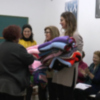 Alzheimer agradece al Consejo de la Mujer la entrega de mantas hechas con la gran bufanda del Día de la Mujer(Chipiona)