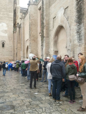 Colas bajo la lluvia para acceder a los principales monumentos de Sevilla