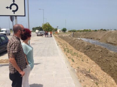 El grupo municipal de Izquierda Unida  comprueba la marcha del dragado del puerto y la aportación de arena a la playa de Micaela.  