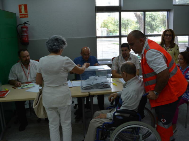Cruz Roja Española acompaña a votar a personas con problemas de movilidad en las próximas elecciones