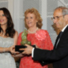 III Premio ‘Procuradora Ascensión García Ortiz’, entregado por el Colegio de Procuradores de Sevilla a la Defensora del Pueblo, Soledad Becerril.