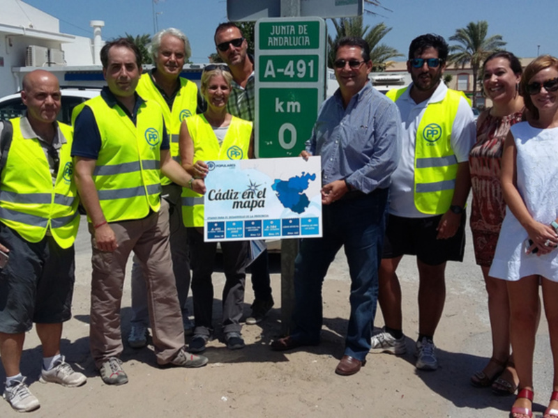 El PP provincial reclama con una marcha a pie que llega a Chipiona el desdoble de la carretera de Rota hasta el cruce de la A-2078