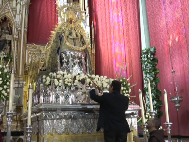 53 asociaciones y colectivos participan en una ofrenda floral a la Virgen de Regla que acabó con sones de tuna