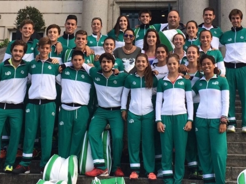 Equipo de fútbol femenino posando en uniforme verde y blanco.