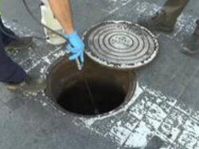 Ejecutan la campaña de desratización en las vías públicas y la red de saneamiento de Chipiona