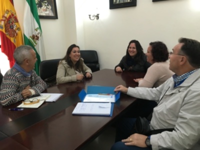 Fiestas y el Barrio acuerdan volver a unir la elección de la Perla infantil y un Pregón de la Plaza Vieja que oficiará José de los Santos Porras