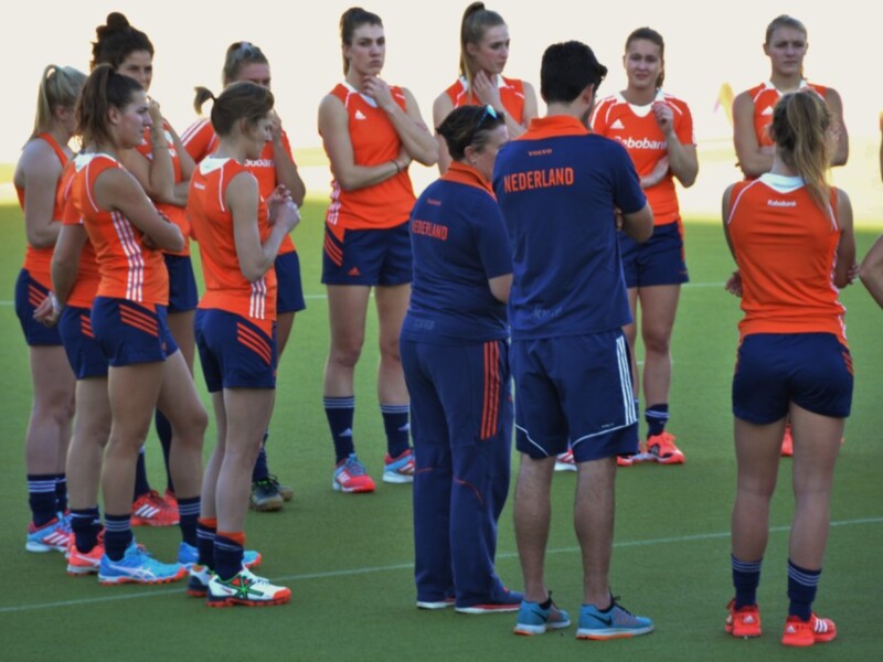 Equipo femenino de hockey de los Países Bajos en una reunión de entrenamiento en el campo de juego.